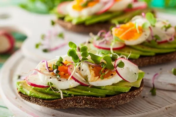 sandwich con brotes de rábanito