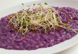 risotto morado con alfalfa